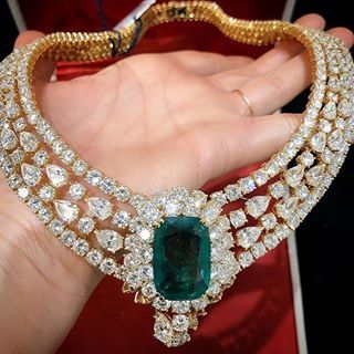 Benoit Repellin (@benoit.repellin) • Instagram photos and videos Emerald And Diamond Necklace, Blurry Aesthetic, Real Diamond Necklace, Beautiful Gold Necklaces, Diamond Necklace Designs, Indian Necklace, Diamond Necklace Set, Diamond Jewelry Necklace, Semi Precious Jewelry