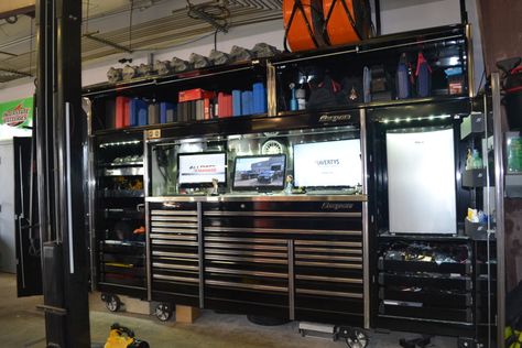 Big-Time Boxes: Robert McGullam, Snap-on Tools Snap On Tool Box Ideas, Snap On Tool Box, Awesome Garages, Snapon Tools, Shop Tool Boxes, Toolbox Organization, Snap On Tool, Storage Barn, Mechanic Tool Box