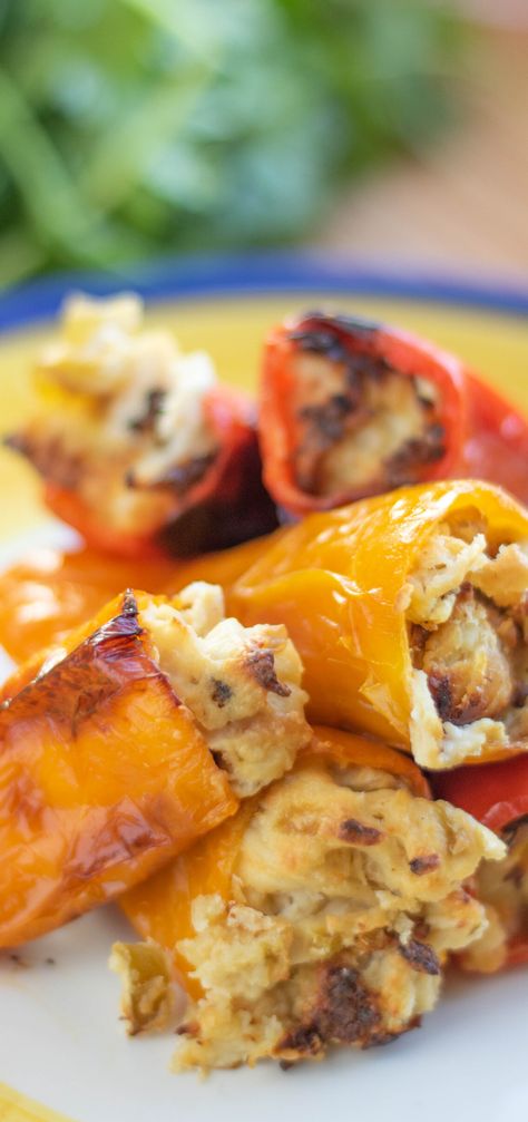 Stuffed Mini Sweet Peppers, Mini Peppers Recipes, Punjene Paprike, Stylish Cravings, Sweet Pepper Recipes, Low Carb Stuffed Peppers, Guacamole Ingredients, Keto Easy, Easy Dinner Recipes Crockpot