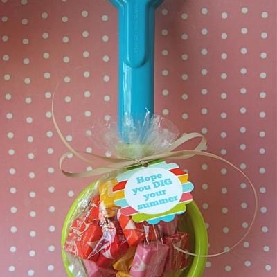 “Hope you DIG your Summer” is perfect for attaching to a sand pail or shovel to give as Summer party favors or even to classmates at the end of the school year. Happy Home Fairy, Classmates Gifts, Summer Printables, School Treats, Classroom Gifts, Context Clues, End Of School Year, Festa Party, Class Gift