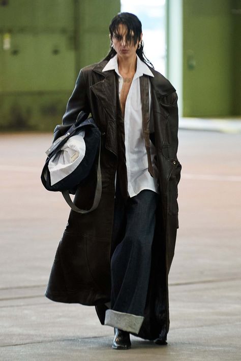 Haderlump Berlin Spring 2025 Fashion Show | Vogue Anti Fashion Outfits, Chic Oversized Outfit, Fashion Vogue Aesthetic, Oversized Layered Outfit, Vintage Archive Fashion, Berlin Aesthetic Outfit, Berlin Aesthetic Style, Avant Garde Fashion Street, Brutalist Fashion