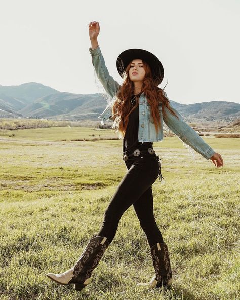 233 Likes, 31 Comments - Clara Horan (@claraahoran) on Instagram: “right this way 💃 hat: @aceiswildoriginals boots: @bootitude_ jewelry: @desertdrifterjewelry 📸:…” Cowboy Outfits For Women Cowgirls, Black Western Outfit, Cowboy Outfits For Women, Look Kimono, Western Boots Outfit, White Cowgirl Boots, Black Cowgirl Boots, Rustic Outfits, Cowgirl Boots Outfit