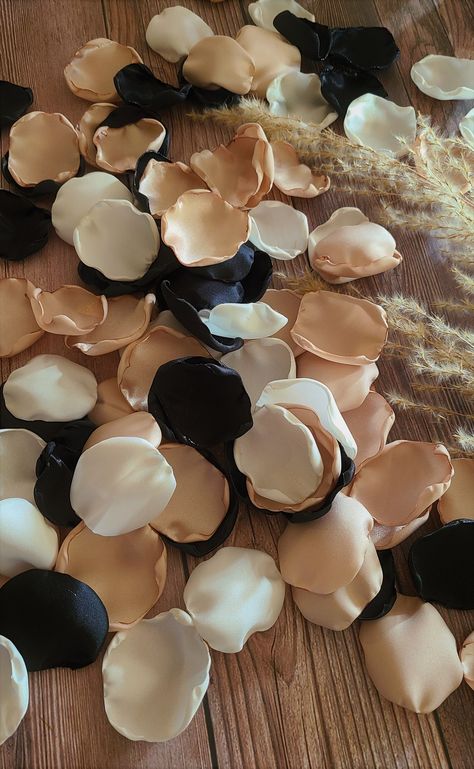 Black And Beige Wedding Decor, Gothic Forest Wedding, Wedding Flower Petals, Moody Boho Wedding, Boho Forest Wedding, Fall Wedding Boho, Flower Petals Wedding, Wedding Aisle Decor, Boho Wedding Flowers