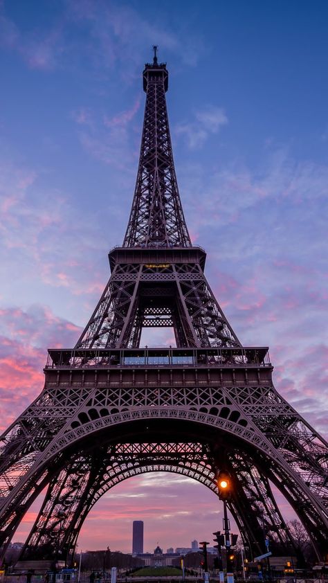 Torre Eiffel Paris, Eiffel Tower Photography, Wallpaper Aesthetic Wallpaper, 4k Wallpaper Iphone, Paris Wallpaper, Wallpaper Iphone Wallpaper, Black Phone Wallpaper, Paris Pictures, Brown Wallpaper