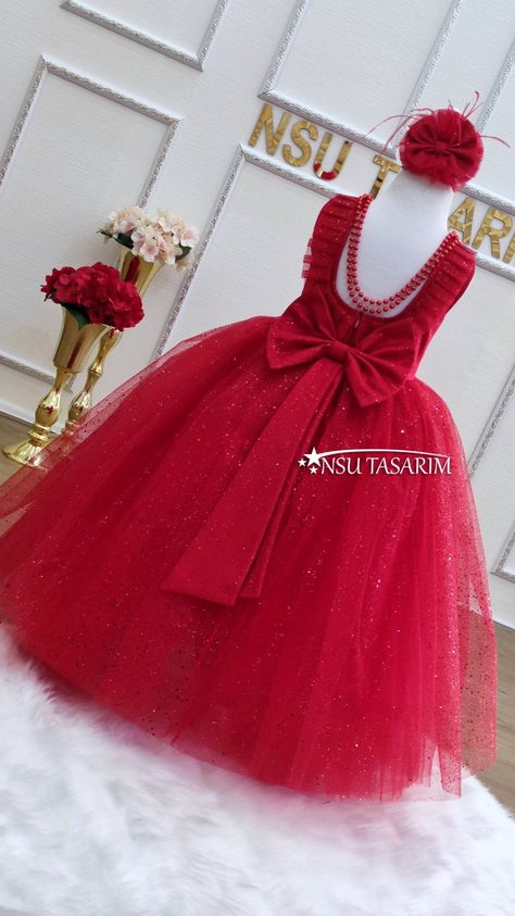 With its bright, silvery and fluffy skirt, a stylish hair accessory that harmonizes with the dress, and its rich visual appearance on the back, this dress is specially designed for girls. With two layers of red bead details on the back of the dress and its big red ribbon, this dress is exactly worthy of princesses! All the girls who want to shine around will love this dress (red gown Party), which is prepared with love and dedication! This red skirt girl dress is made using natural fabric. For t Sparkle Red Dress, Red Birthday Dress, Red Dresses For Kids, Kids Birthday Dresses, Red Dress Accessories, Dress For Special Occasion, Dress Sparkle