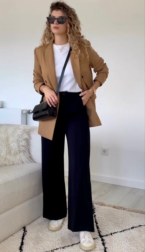 Business Drinks Outfit, Tan Trousers Outfit Fall, Black Boyfriend Blazer Outfit Work, Beige Blazer Winter Outfit, Architect Outfit Women Work, Casual Work Outfits Spring 2024, Beige Blazer Outfit Women, Blazer Marron Mujer Outfit, Outfits Con Saco Beige