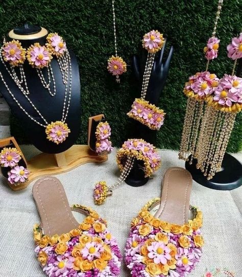 Artificial flowers jewellery for haldi events. #haldi #haldiceremony #uk #dailylook #dailymemes #dailymotivation #jewellery #wedding Bride Fashion Photography, Baby Shower Jewelry, Flower Jewellery For Haldi, Flower Jewellery For Mehndi, Bridal Shots, Flowers Jewellery, Mehedi Design, Flower Jewelry Designs, Wedding Flower Jewelry