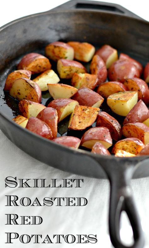 Who doesn't love those roasted little red potatoes at weddings? This side dish takes no time to prepare and comes out perfect every time. Rosemary Red Potatoes, Cast Iron Skillet Cooking, Red Potato Recipes, Red Potato, Pasta Vegetariana, Roasted Red Potatoes, Iron Skillet Recipes, Cast Iron Skillet Recipes, Cast Iron Recipes