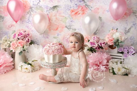 Pastel Floral Cake, Floral Cake Smash, Baby Birthday Photoshoot, Smash Cake Girl, 1st Birthday Photoshoot, One Year Birthday, First Birthday Party Themes, Cake Smash Photos