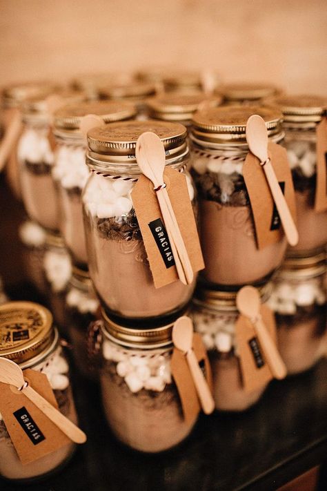 diy mason jar hot chocolate wedding favors Rustic Fall Wedding Favors, Hot Chocolate Wedding Favors, Hot Chocolate Favors, Toples Kaca, Săpunuri Handmade, Creative Wedding Favors, Inexpensive Wedding Favors, Winter Wedding Favors, Chocolate Wedding Favors