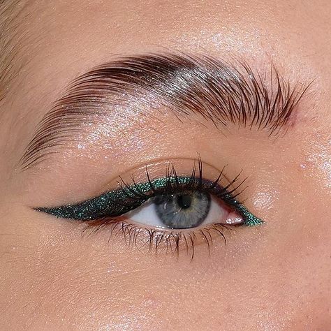 Maquillage On Fleek, Green Eyeliner, Smink Inspiration, Makijaż Smokey Eye, Makeup Eye Looks, روتين العناية بالبشرة, Make Up Inspo, Eye Makeup Art, Kiss Makeup