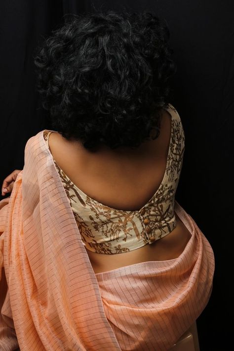 V neck blouse designs Blouse Pattern Latest, Peach Saree Blouse, Saree Blouse Combination, Contrast Saree, Simple Saree Blouse Designs, Modern Blouse, Stitching Designs, Golden Forest, Golden Blouse