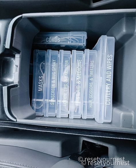 Car Organization Hacks: How an organized car can change your life Car Trunk Organization Ideas, Small Car Organization Ideas, Glove Box Organization, Dollar Tree Car Organization, Mom Car Organization, Trunk Organization Car, Car Organization Kids, Car Organization Ideas, Organized Car