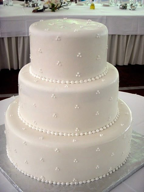 Wedding Cake Icing Designs, Wedding Cake Icing, 50th Wedding Anniversary Decorations, 50th Anniversary Cakes, Wedding Cake Pearls, Holly Wedding, Pearl Cake, Wedding Anniversary Cakes, Magnolia Wedding