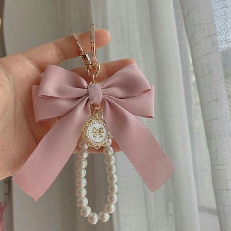 Pearl Keychain, Bow Keychain, Kawaii Keychain, Gelang Manik-manik, Pretty Jewelry Necklaces, Keychain Wristlet, Pola Gelang, Gelang Manik, Bead Charms Diy