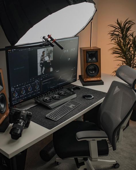 Youtube Creator Studio, Photographer Desk Setup, Mac Studio Setup, Photographer Setup, Editing Desk Setup, Photographer Office Ideas, Home Youtube Studio, Photographer Workspace, Editing Desk