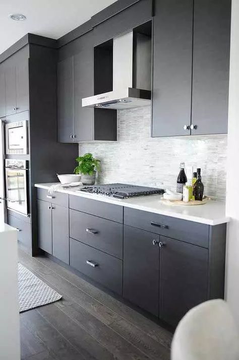 Modern dark gray kitchen #kitchen #graycabinets #graypaint #graykitchencabinets #homedecor #decoratingideas #decorhomeideas Flat Front Kitchen Cabinets, Modern Grey Kitchen, Model Dapur, Interior Dapur, Interior Design Minimalist, Kabinet Dapur, Kitchen Cabinets Decor, New Kitchen Cabinets, Classic Kitchen