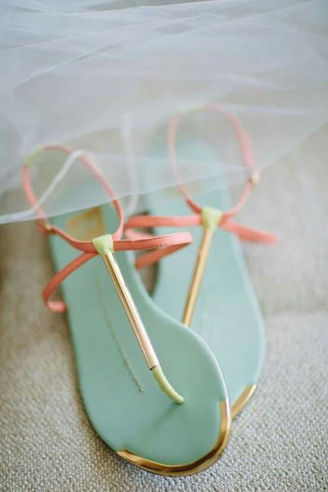 Love! Coral Sandals, Wedding Shoes Flats, Cute Flats, Girly Shoes, Wedding Sandals, Cute Sandals, On The Ground, Pretty Shoes, Beach Shoes