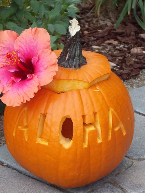 Aloha Hawaii Pumpkin Jack-O-Lantern! For a Halloween with Aloha! Hawaiian Thanksgiving Decorations, Luau Trunk Or Treat, Spooky Luau, Haunted Luau, Halloween Luau, Hawaii Halloween, Hawaiian Halloween, Pumpkin Competition, Tropical Halloween