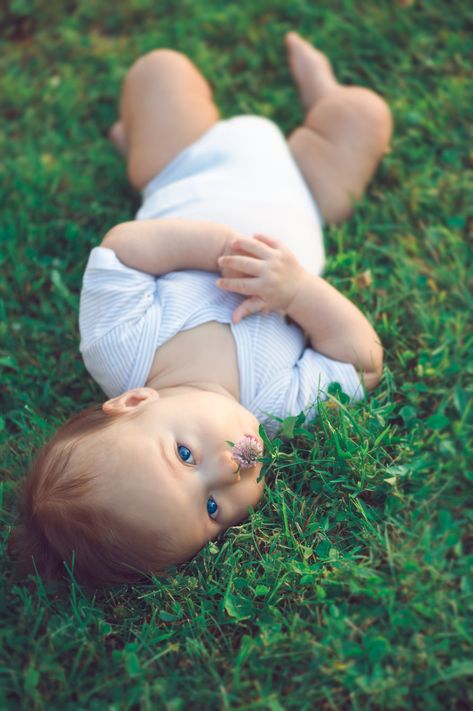 6 Month Spring Photoshoot, Baby Nature Photoshoot, 6 Months Baby Photoshoot Ideas Outdoor, 3 Month Old Baby Pictures Outdoor, Outside Baby Photoshoot, Baby Boy Outdoor Photoshoot, Outside Baby Pictures, Baby Spring Photoshoot, Baby Shoot Outdoor