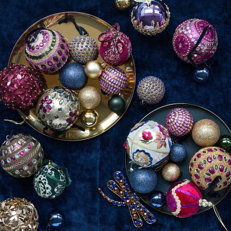 Looking for Christmas decorating Trends for 2020? Find out about the top Christmas Decor ideas, and we LOVE the Bejewelled Jewel Tones, such Christmas glamour! Get 7 easy holiday decor ideas for your home #ChristmasHolidayDecor #Christmastreeideas #christmasdecorationideas Plum Christmas, Christmas Decor Trends, Luxury Christmas Tree, Christmas Colours, Blue Christmas Decor, Bohemian Christmas, Bardot Style, Jeweled Christmas, Christmas Vibe