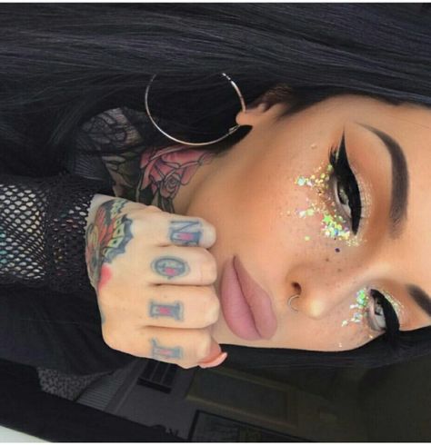 Glam glitter makeup Edc Makeup, Extreme Make-up, Festival Fashion Outfit, Coachella Makeup, Festival Mode, Rave Hair, Flot Makeup, Festival Glitter, Rave Makeup