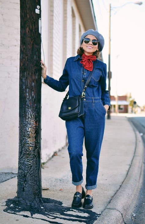 Boiler Suit Street Style Boilersuit Outfit Street Styles, Boiler Suit Outfit Winter, Denim Boiler Suit Outfit, Denim Jumpsuit Outfit Fall, Boiler Suit Street Style, Winter Outfits Denim, Denim Jumpsuit Street Style, Jeans Jumpsuit Outfit, Boilersuit Outfit