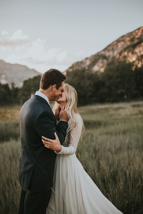 This couple's mountain wedding first look is the cutest | Image by Autumn Nicole Photography Mountain Wedding Photos, Wedding First Look, Wedding Picture Poses, Wedding Photography Tips, Bridal Photography, Wedding Photography Poses, Photo Couple, Wedding Shots, Junebug Weddings