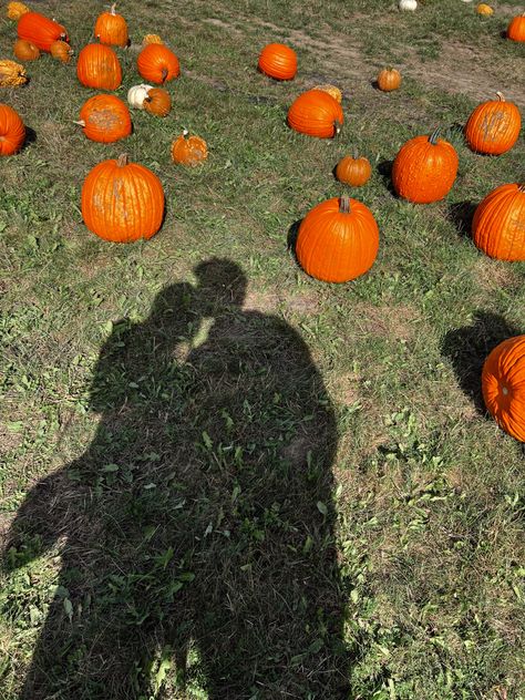 Cute Future Goals, Fall Date Photos, Pumpkin Patch Date Ideas, Pumpkin Date Ideas, Couple Fall Date Ideas, Cute Fall Date Ideas For Couples, November Couple Pictures, Cute Date Aesthetic Pictures, Fall Couple Activities Date Ideas