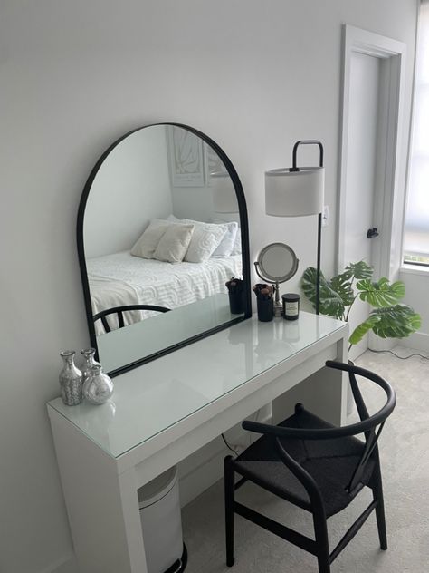 Aesthetic Room Black Furniture, Black And White Dressing Table, Black And White Makeup Room, Vanity Table Ideas Minimalist, Minimal Vanity Ideas, Room Ideas White And Black, Bedroom Inspo Black And White, White Malm Bedroom Ideas, Room Inspo Black Furniture