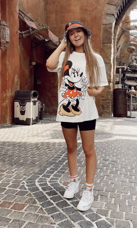 Disneyland Style Outfits, Islands Of Adventure Outfit, Disney Chic Outfit, Comfy Disney Outfits Summer, Disneyland Outfits Women Summer, Disney Comfy Outfits, Disneyland Fits Summer, Summer Disney Outfits Women, Disney World Outfits Spring