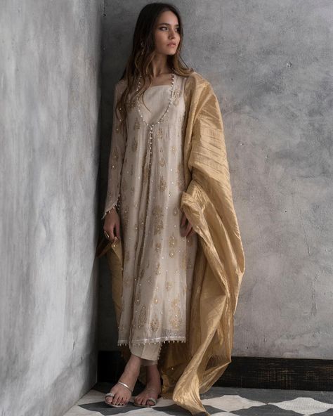 Anarkali’s angharka and peshwas have always been a part of my work because I love the old world charm. Angharka Style Kurti, Angharka Style, Nida Azwer, Desi Dress, Style Kurti, Indian Designer Suits, Long Kurti Designs, Salwar Kamiz, Pakistani Dress Design