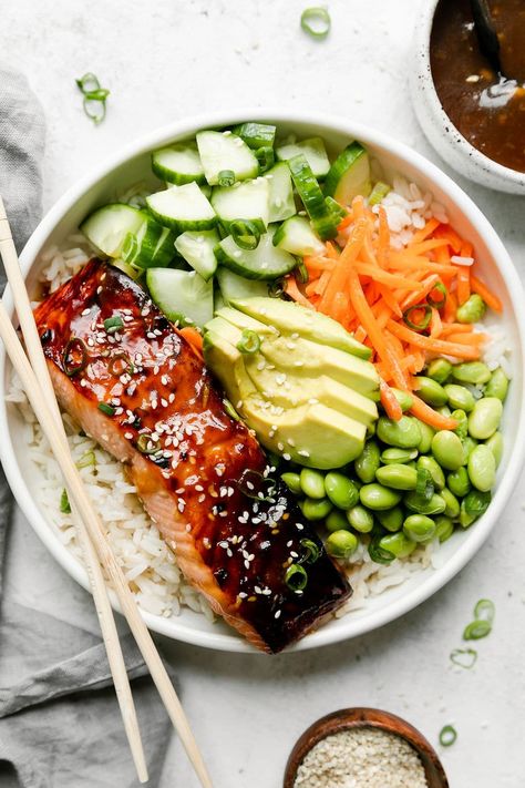 Teriyaki Salmon Bowl (Easy 30 Minute Dinner) Teriyaki Salmon Bowl, Meal In A Bowl, Broiled Salmon, 30 Minute Dinners, Salmon Bowl, Comidas Fitness, Teriyaki Salmon, Salmon And Rice, Weeknight Dinner Recipes Easy