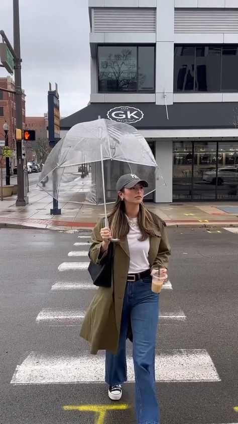 School Rainy Day, Rainy Day Outfit Spring, Spring Casual Jeans, Rainy Day Outfit For Summer, Casual Rainy Day Outfit, Rainy Day Outfit For Work Office, Rainy Day Outfit Casual, Rainy Day Outfit For Spring, Rainy Day Outfit For School