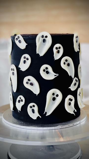 Halloween Cake Design, Scary Halloween Cakes, Cakes Aesthetic, Halloween Torte, Pasteles Halloween, Cakes Simple, Spooky Cake, Halloween First Birthday, Bolo Halloween