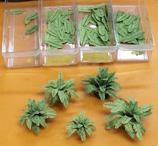 Miniature Crafts Diy How To Make, Miniature Ferns, Diy Miniatures Tutorials, Miniature Model Making, Miniature Crafts Diy, Diorama Tutorial, Diorama Diy, Doll House Miniatures, Dollhouse Garden