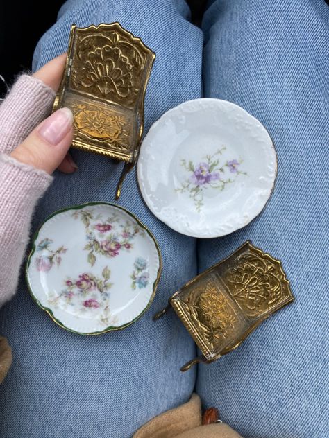 Vintage Trinkets Decor, Vintage Nick Nacks, Old Trinkets, Thrifted Trinkets, Thrift Finds Aesthetic, Cool Trinkets, Thrift Finds Decor, Antique Store Aesthetic, Trinket Aesthetic