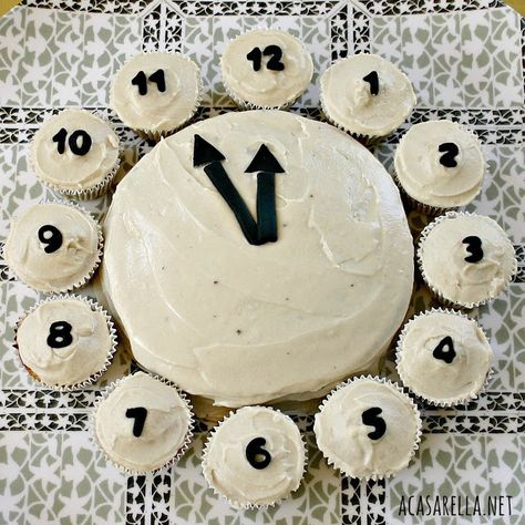 This would be a great idea for New Year's or a retirement party ~ 'A Casarella Clock Cake, Dessert Nouvel An, Nye Ideas, New Years Eve Dessert, Interesting Cakes, Kids New Years Eve, New Year's Desserts, New Years Eve Day, Peter Pan Party