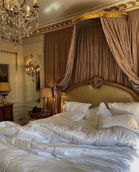 Hotel Bedroom Layout, Hotel Bedroom Design, Old Money House, Mansion Bedroom, Luxury Hotel Room, Bedroom Layout, Hotel Bedroom, Elegant Bedroom, Design Hotel