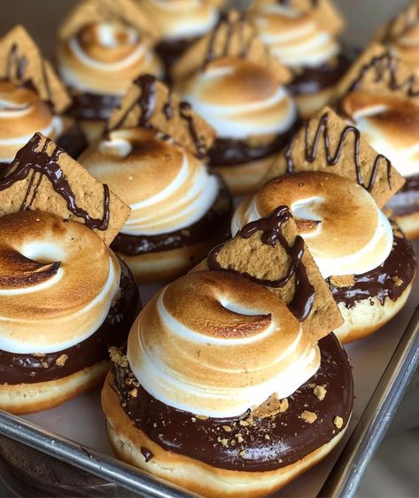 Donuts Ideas, Donut Flavors, Smore Recipes, Homemade Donuts Recipe, You Are So Beautiful, Pretty Desserts, Homemade Donuts, Delicious Donuts, Yummy Comfort Food