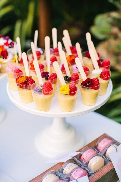 Bridal shower dessert idea - edible flower desserts for a bridal shower picnic or garden party {Courtesy of Brit + Co} Bridal Party Foods, Diy Garden Party, Garden Party Recipes, Terrarium Garden, Flower Desserts, Garden Party Bridal Shower, Bridal Shower Desserts, Easy Sweets, Desserts Ideas