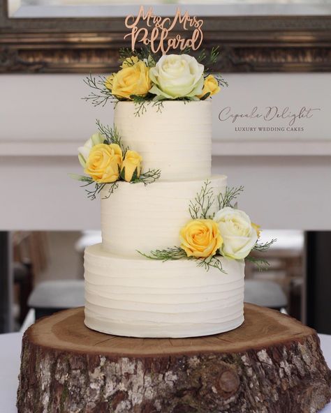 Simple buttercream cake finished with yellow & ivory roses. Wedding Cake Yellow Flowers, Cake With Yellow Roses, Yellow Roses Aesthetic, Yellow Roses Wallpaper, Wedding Cake Yellow, Yellow Roses Bouquet, Yellow Rose Wedding, Yellow Rose Bouquet, Yellow Wedding Cake