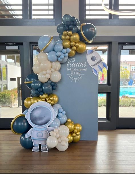 Circle Balloon Garland Backdrop, Astronaut Balloon Garland, Space Theme Balloon Decoration, Spaceship Theme Party, First Birthday Boy Astronaut, Outer Space Balloon Garland, Space Theme Balloon Arch, 3rd Birthday Party Space Theme, Space Themed Balloons