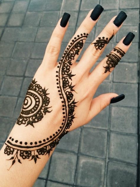 tattoo ideen henna obere handseite Henna Motive, Back Henna, Henne Tattoo, Tattoo Diy, Tato Henna, Henna Tattoo Hand, Tattoo Henna, Black Henna, Henna Style