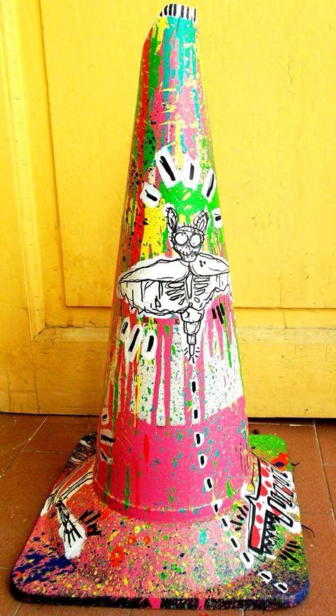 Traffic Cone Art Paint Aesthetic, Traffic Cone Graffiti, Things To Paint On Traffic Cones, Decorating Traffic Cones, Traffic Cone Painting Ideas Aesthetic, Cute Painted Traffic Cones, Painted Street Cones, Traffic Cone Art Paint, Traffic Cone Painted