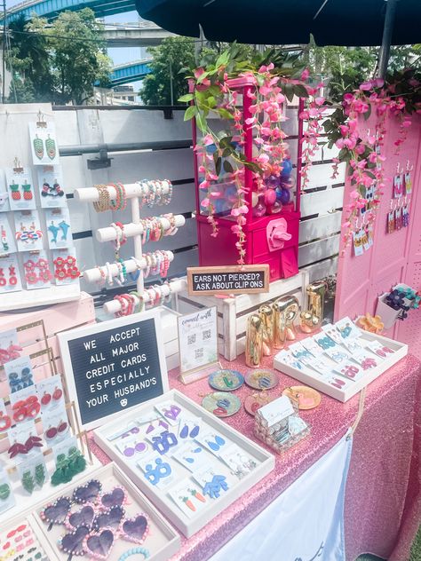 Craft Show Set Up Jewelry, Princess Vendor Booth, Market Booth Jewelry Display, Display For Bracelets Craft Fairs, Jewelry Table Display Ideas Business, Stall Ideas For Small Business, Aesthetic Craft Fair Display, Jewelry Stand Display Craft Booths, Jewelry Vending Table Set Up