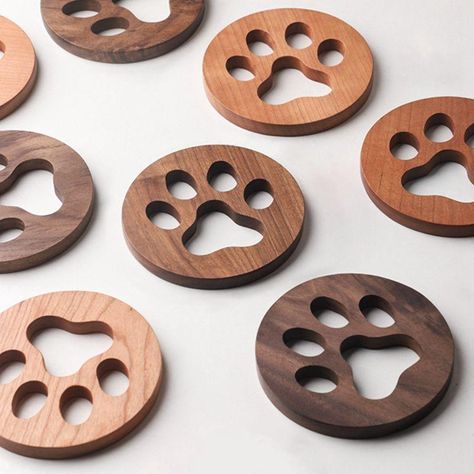 Cnc Coasters Ideas, Costers Diy Wooden, Wood Cnc Design, Dog Coasters, Wooden Cup, Cat Coasters, Söt Katt, Coffee Coasters, Paw Design