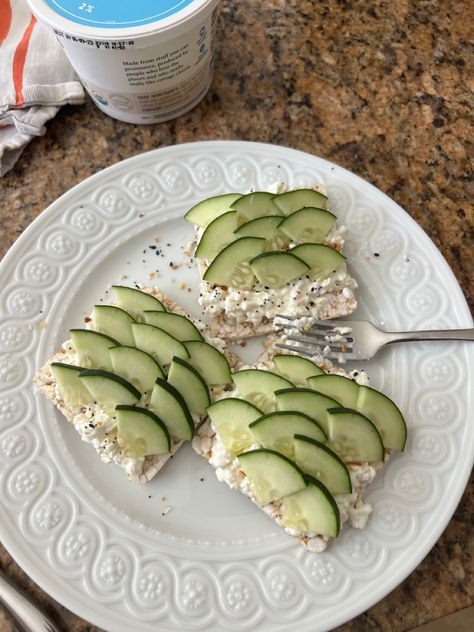 Rice Cake Sandwich Lunch Ideas, Cottage Cheese Rice Cake, Cottage Cheese Sandwich, Easy Lunch Idea, Sliced Cucumber, Cheese Rice, Meals Ideas, Bagel Seasoning, Cucumber Sandwiches