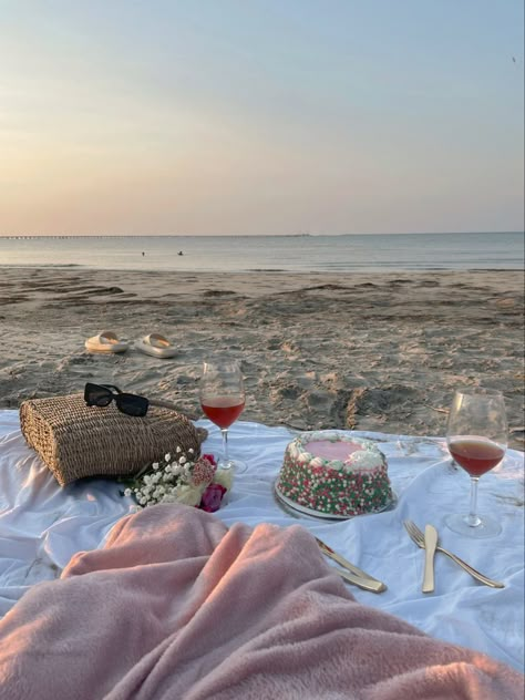 Beach Picnic Aesthetic, Birthday At The Beach, Beach Picnic Party, Picnic On The Beach, Beach Cake, Picnic Birthday Party, Beach Birthday Party, Picnic Aesthetic, Picnic Inspiration