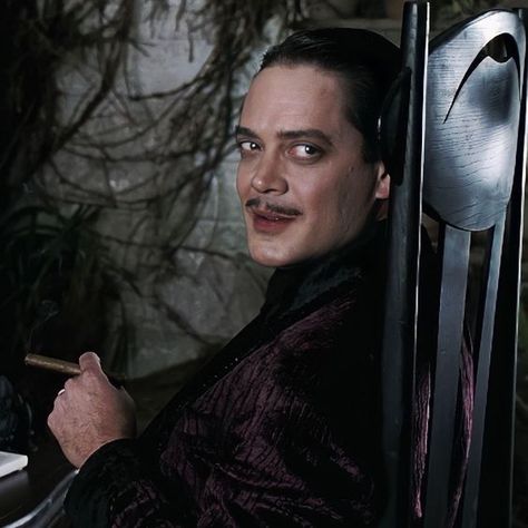 Gomez Addams 1991, The Witches 1990, Raul Julia, Los Addams, Morticia And Gomez Addams, Addams Family Movie, Addams Family Costumes, Gomez Addams, Gomez And Morticia